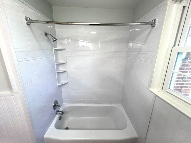 Building Photo - $2500/mo A newly remodeled 3 bedroom 2.5 B...