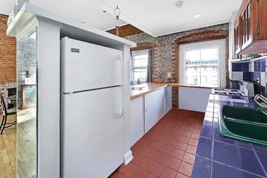 Building Photo - 318 W 14th St