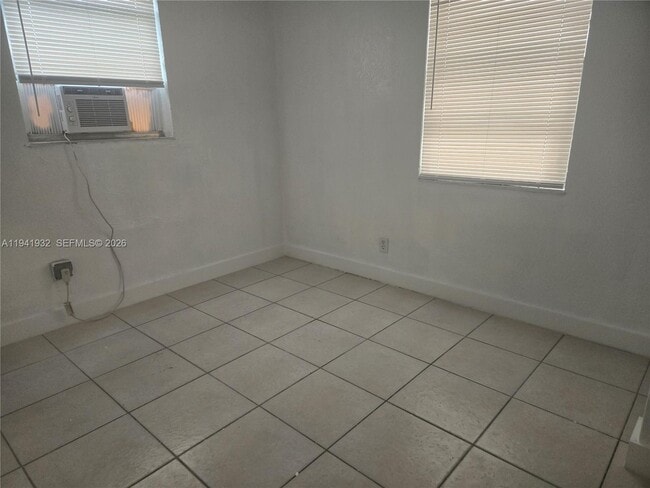 Building Photo - 1645 Lauderdale Manor Dr