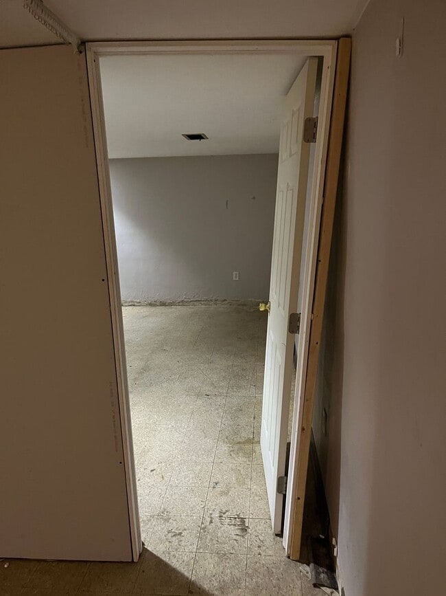 Building Photo - 2006 White St