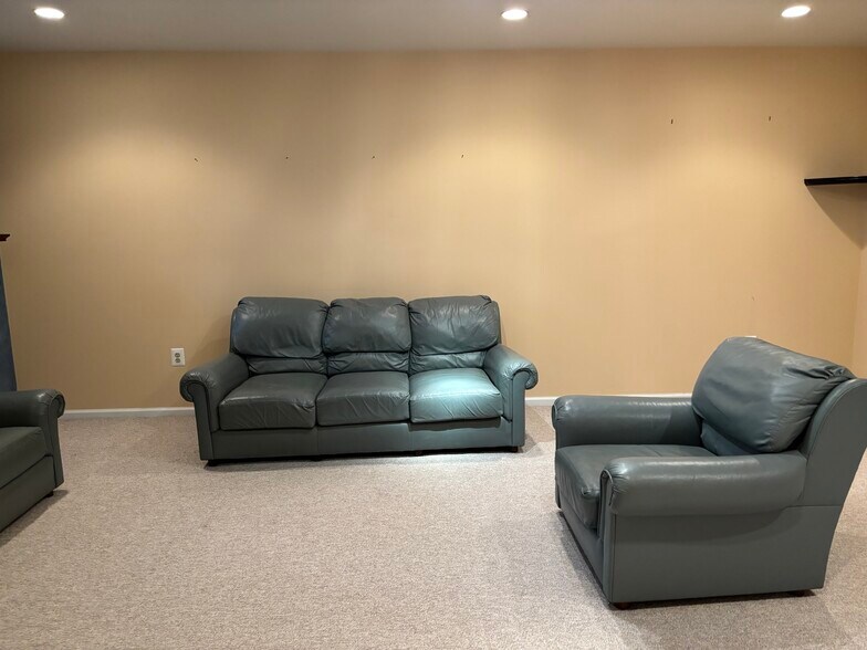 Building Photo - 637 Muhlenberg Dr