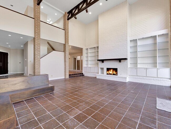 Building Photo - 5600 San Felipe St