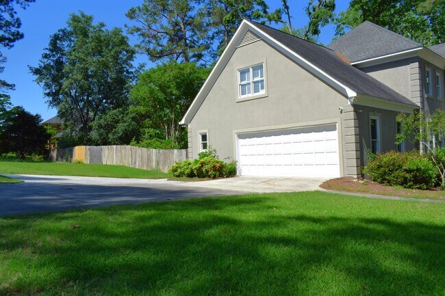 Building Photo - 4130 Knollcrest Cir N