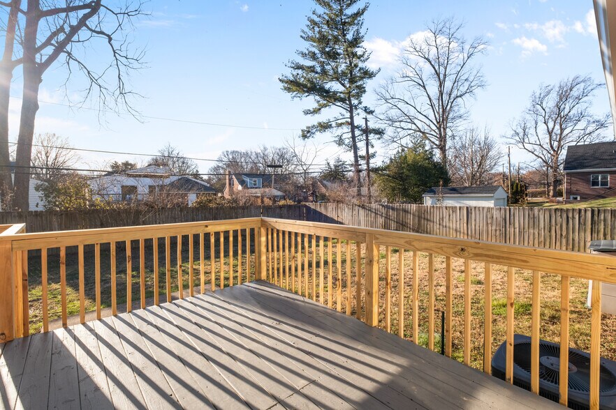 Building Photo - 318 Castleview Dr