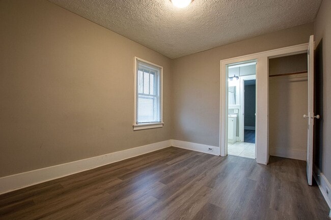 Building Photo - 2 Bedroom / 1 Bath Home located near Askar...