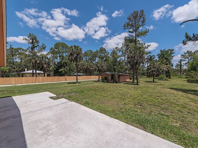 Building Photo - GOLDEN GATE ESTATES-3 BED 2 BATH SINGLE FA...