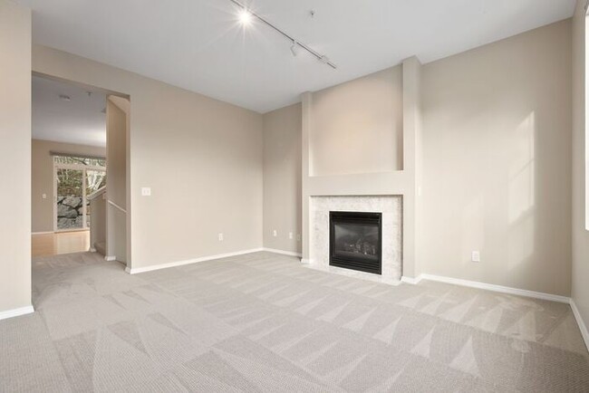 Building Photo - AIR CONDITIONED Townhome in Beautiful Summ...