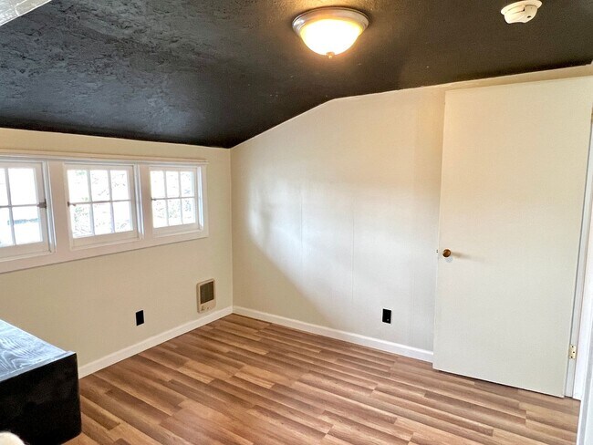 Building Photo - Charming Craftsman In The Heart Of Roseway Neighborhood