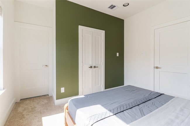 Building Photo - 2426 Ella Blvd