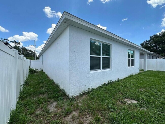 Building Photo - 117 Murphy St
