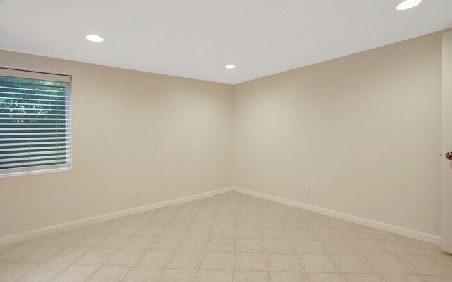 Building Photo - 2 Bedroom 2 Bathroom Condo Available for Rent