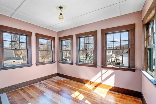 Building Photo - 26 Viking St