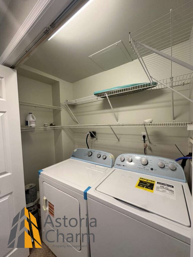 Building Photo - 3 Bedroom Home with Rooftop Views and Modern Finishes