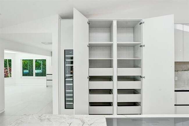 Building Photo - 2800 Banyan Blvd Cir NW
