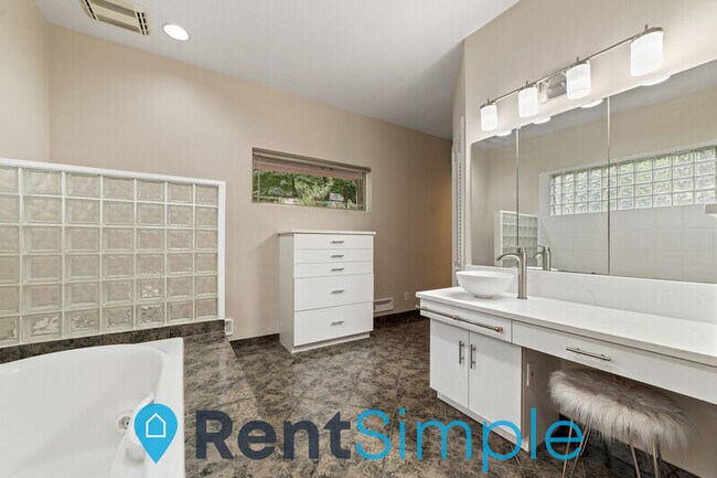 Building Photo - 6502 Lakeview Dr