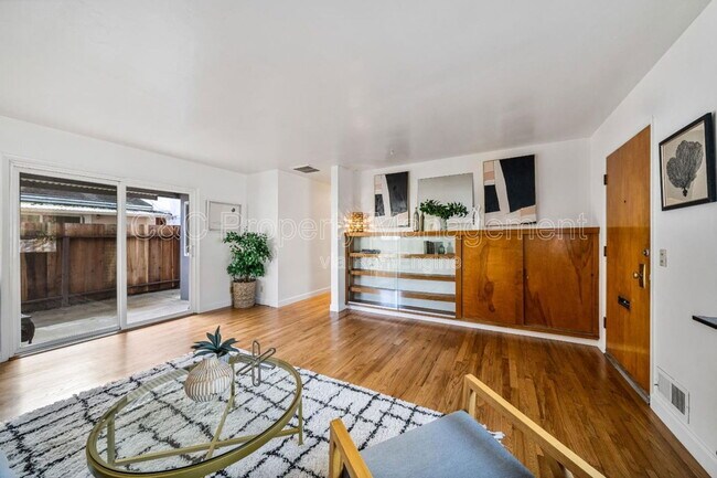 Building Photo - 582 Newton St