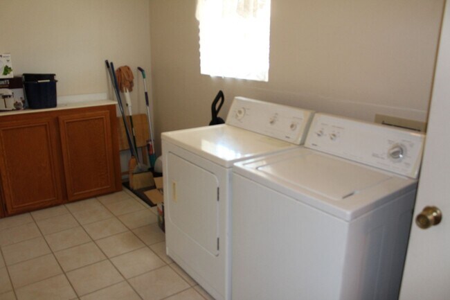 Building Photo - Long or Short Term Furnished Rental