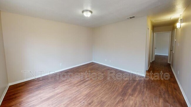 Building Photo - 2805 Sprucewood St