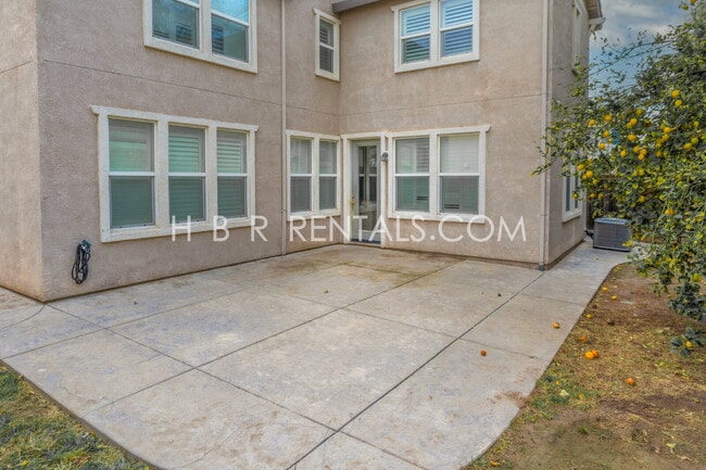 Building Photo - Comfort, Convenience & Space — Tracy Living at Its Best