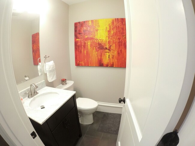 Building Photo - Luxury 4 bedroom 4.5 bathroom new reno Coo...