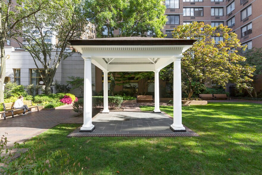 Building Photo - 151 E 31st St