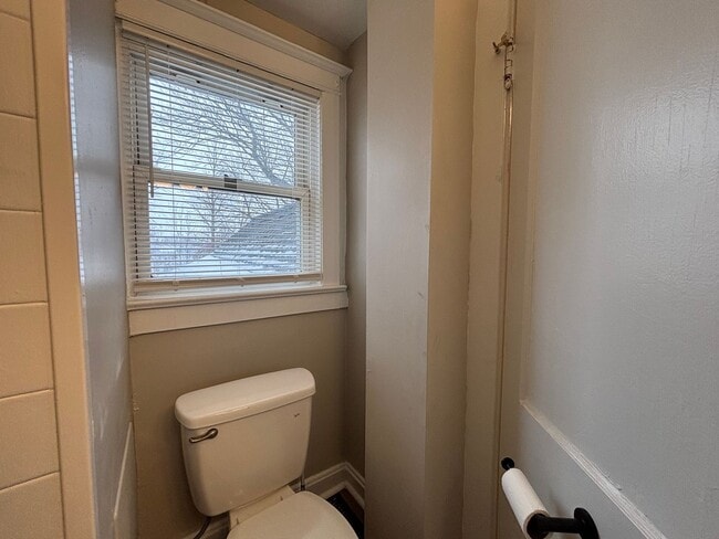 Building Photo - 3 Bedroom 1 Bath, Single Family Home, Lyell - Otis Neighborhood!