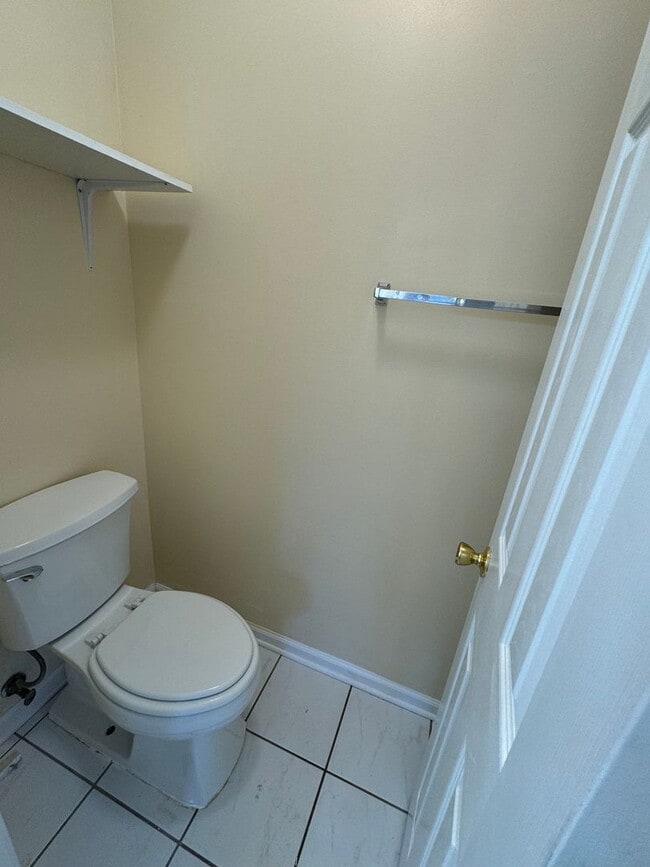 Building Photo - 4 Bedrooms in Eastern Oaks