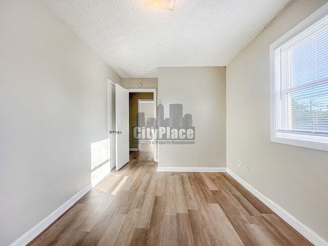 Building Photo - 2121 N Catherwood Ave