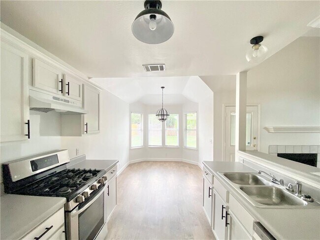 Building Photo - 811 Sonny Dr