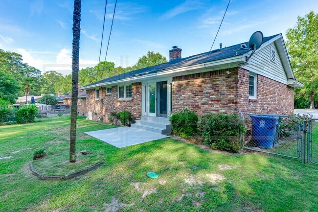 Building Photo - 2532 Parkwood Dr
