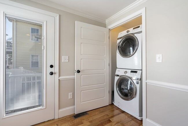 Building Photo - 220 White St