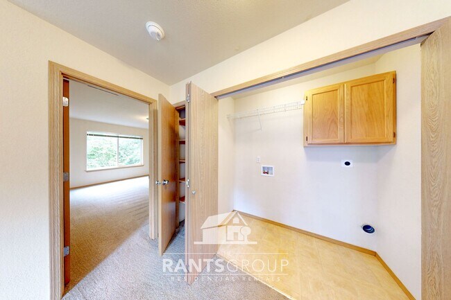 Building Photo - Great Location!  Quiet Neighborhood!