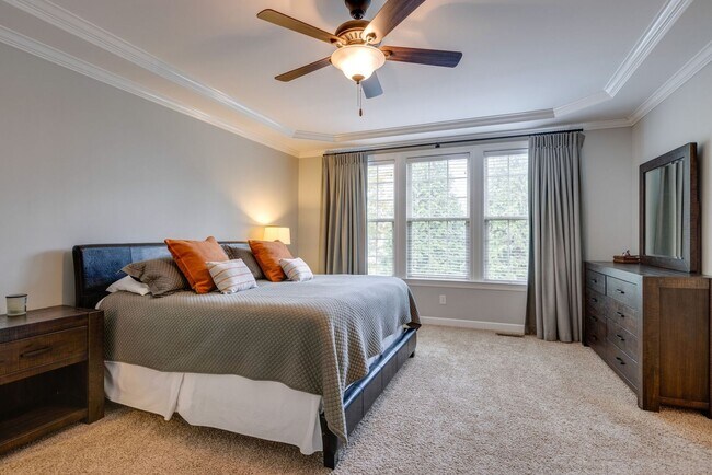 Building Photo - 5 Bedroom Home with Theater Room & 3-Car Garage in Franklin