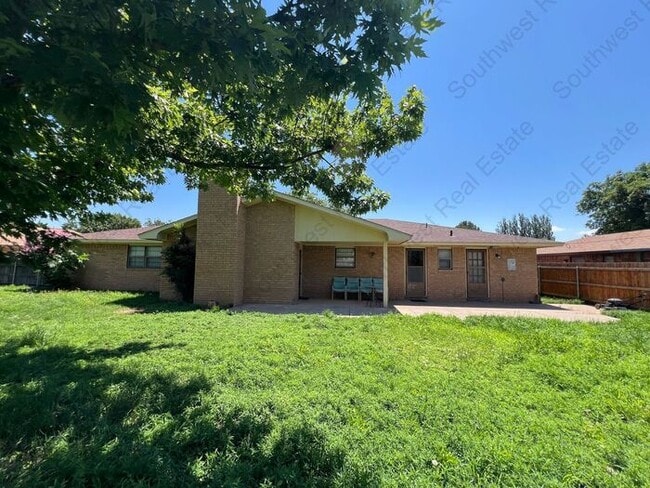 Building Photo - Spacious 4 Bedroom 2.5 Bathroom Home