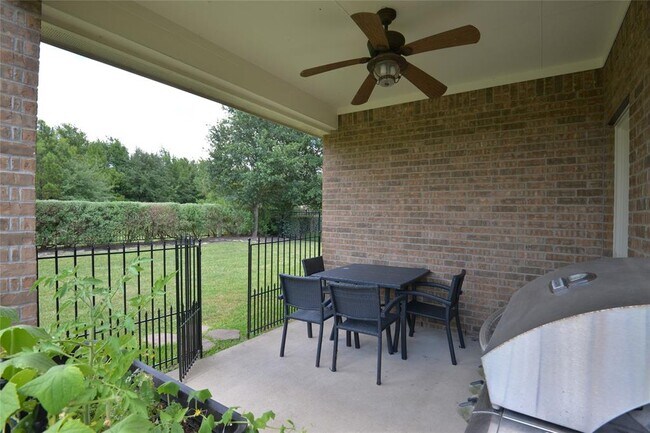 Building Photo - 18918 Cove Pointe Dr