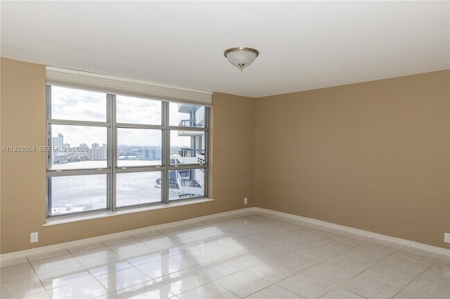 Building Photo - 3500 Mystic Pointe Dr