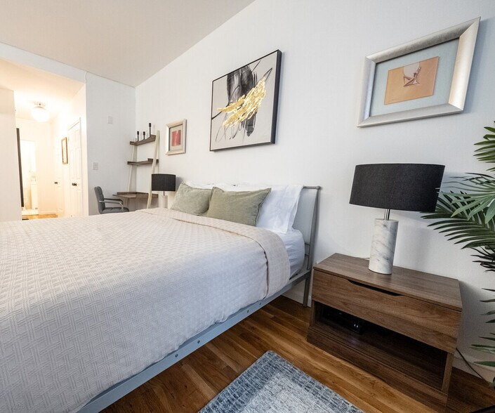 Building Photo - 305 E 95th St