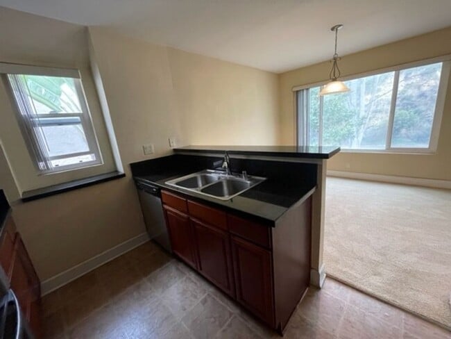 Building Photo - 2 bedroom, 2 bath top floor condo in La Jolla