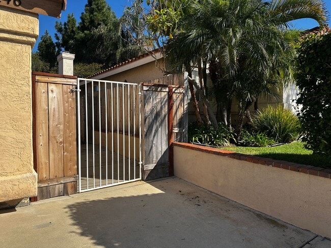 Building Photo - Move-In Special - Charming studio in San M...