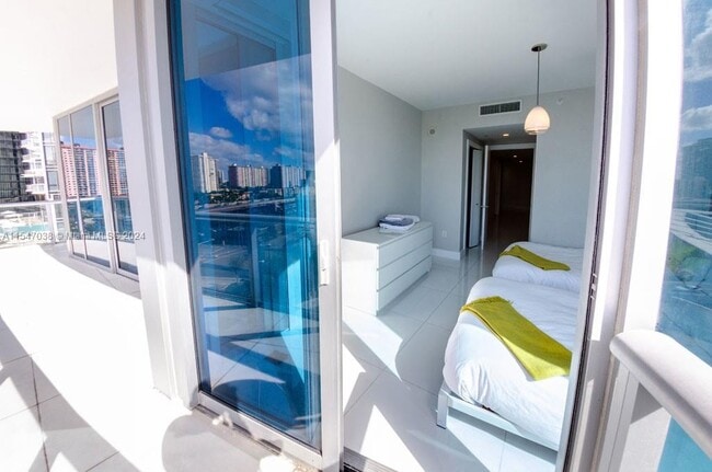 Building Photo - 17001 Collins Ave