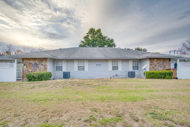 Building Photo - Pet-friendly Spacious Vinyl-Sided 2BR Apartment in Gulf Breeze