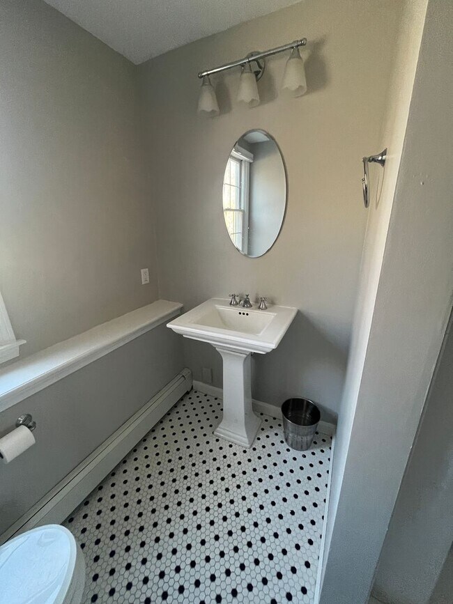 Building Photo - Great 3 Br / 2 Ba Split Level Home in Sandwich