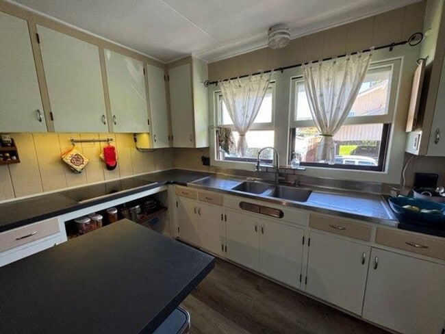 Building Photo - Ocean, Hilo Bay Views, Fully Restored Plan...