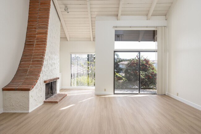 Building Photo - Charming 1 bedroom home in the Tranquil Casitas De La Costa Community.