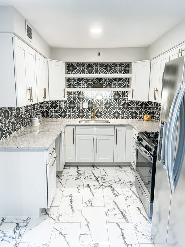 Tons of counter space & cabinets. - 7055 Hampton Ave