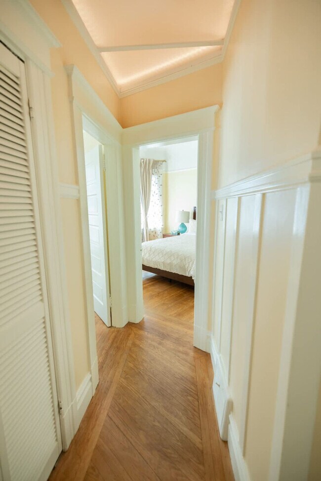 Building Photo - 1107 Broadway-SI ID1309749P