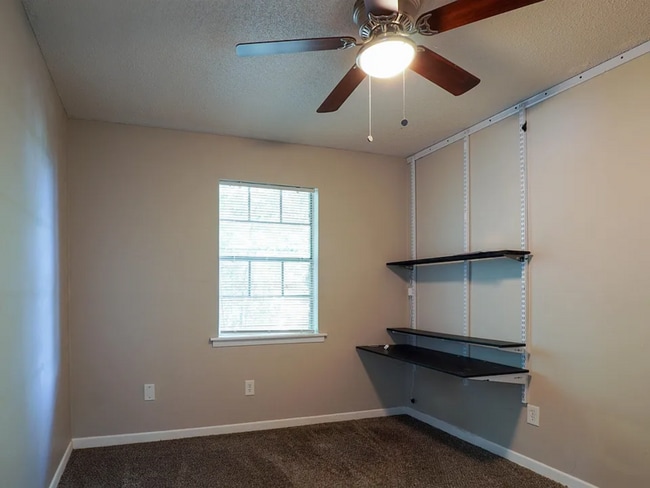 Building Photo - 2116 Greenoaks Rd