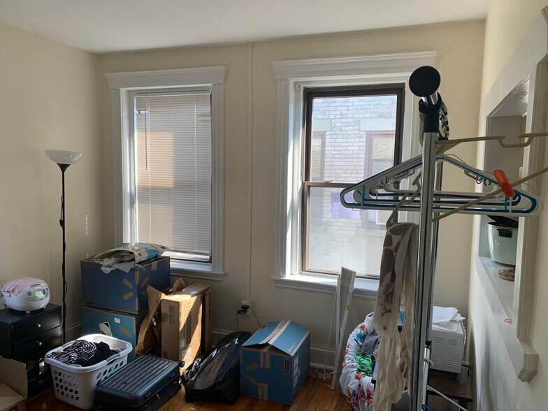 Building Photo - 382 Riverway St