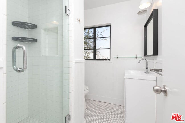 Building Photo - 822 N Detroit St