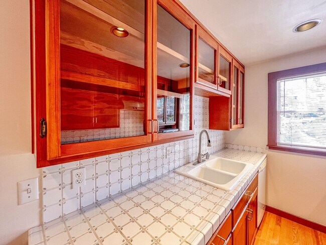 Building Photo - Charming One Bedroom Apartment